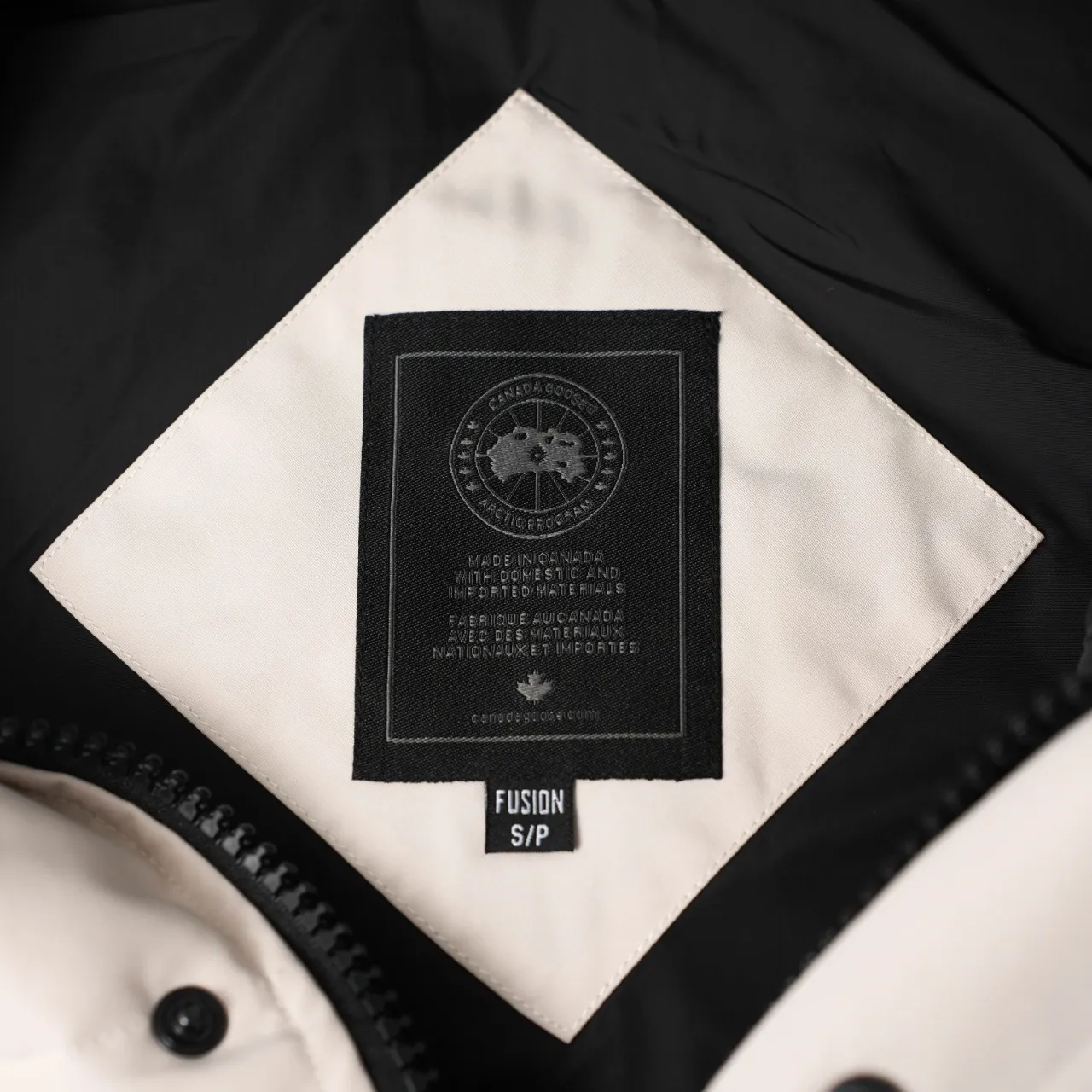 P340 CANADA GOOSE丨Canada Goose slanted pocket stand collar down vest Color: off-white black label Size: XS-XXL